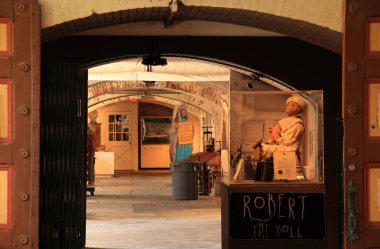 Key West, Fl 4 Ağustos: Sözde perili Robert bebek ana konumlar, Doğu Martello kule Sanat Galerisi içinde şehir Key West, Florida 4 Ağustos 2018 Key West, Fl biridir