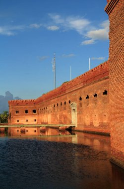 Bahçe anahtar Kuru Tortugas Milli Parkı'nda yer alan Fort Jefferson belki de en iyi izole ve girift Amerika Birleşik Devletleri'nde inşa tüm iç savaş dönemi askeri sur inşa olduğunu