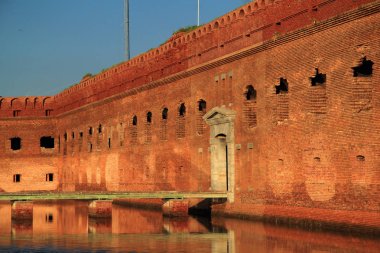 Bahçe anahtar Kuru Tortugas Milli Parkı'nda yer alan Fort Jefferson belki de en iyi izole ve girift Amerika Birleşik Devletleri'nde inşa tüm iç savaş dönemi askeri sur inşa olduğunu