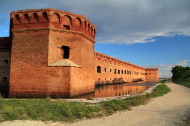 Bahçe anahtar Kuru Tortugas Milli Parkı'nda yer alan Fort Jefferson belki de en iyi izole ve girift Amerika Birleşik Devletleri'nde inşa tüm iç savaş dönemi askeri sur inşa olduğunu