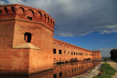 Bahçe anahtar Kuru Tortugas Milli Parkı'nda yer alan Fort Jefferson belki de en iyi izole ve girift Amerika Birleşik Devletleri'nde inşa tüm iç savaş dönemi askeri sur inşa olduğunu