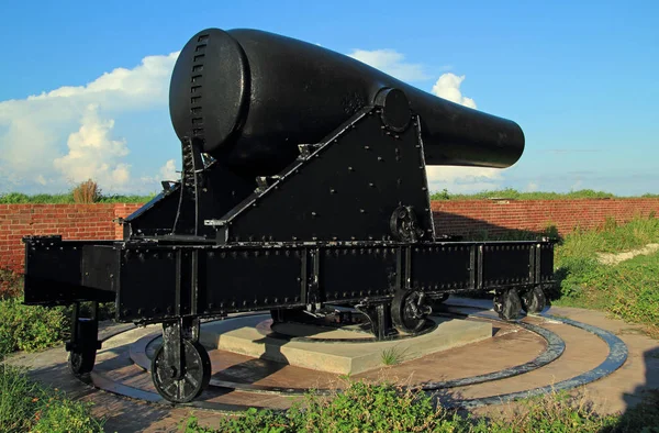 一枚15英寸的罗德曼内战时期的火炮在杰斐逊堡 佛罗里达群岛干托图加斯国家公园的堡垒之一站岗 — 图库照片