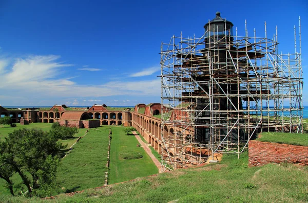 Zahrada Klíč Majáku Který Sedí Vrcholu Jedné Bašt Fort Jefferson — Stock fotografie