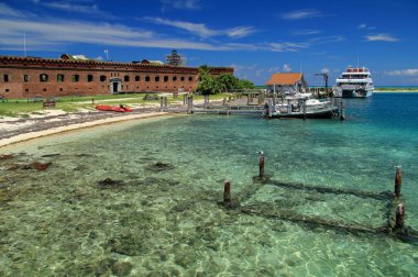 Kuru Tortugas Milli Parkı, Fl - 14 Eylül: Çeşitli tekneler ve deniz taşıtları kez bulundu Fort Jefferson Kuru Tortugas Milli Parkı'nda 14 Eylül 2018 Kuru Tortugas Milli Parkı'nda demirledi