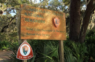 St. Marys, Ga Şubat 16: Milli Park Servisi tarafından yayınlanan bir tabela Cumberland Adası Ulusal Sahili'ne varış duyurdu, Gürcistan eyaletinde bulunan Şubat 16, 2018 St Marys, Ga