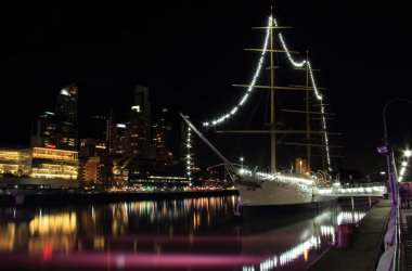 Buenos Aires, Arjantin Nisan 21: Puerto Madero, burada gece görülen, Buenos Aires hem gezginler hem de yerliler için popüler bir yerdir, Arjantin Aires Nisan 21, 2019 Buenos Aires, Arjantin