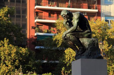 Buenos Aires, Arjantin Nisan 21: The Thinker, Auguste Rodin tarafından, Buenos Aires kentinde Plaza Mariano Moreno bulunan önemli bir heykel Nisan 21, 2019 Buenos Aires, Arjantin