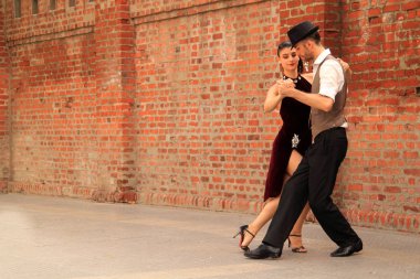 Buenos Aires, Arjantin Nisan 18: Tango dansçılar Buenos Aires tarihi Recoleta mezarlığı önünde gerçekleştirmek, Arjantin Nisan 18, 2019 Buenos Aires, Arjantin