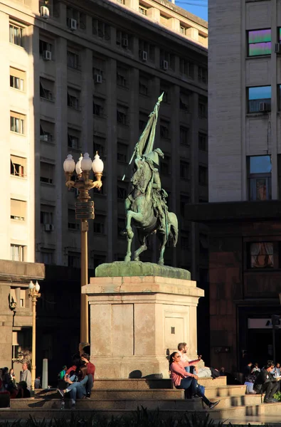 阿根廷布宜诺斯艾利斯4月16日 一座纪念曼努埃尔 贝尔格拉诺将军的纪念碑是2019年4月16日阿根廷布宜诺斯艾利斯五月广场的主要地标之一 — 图库照片