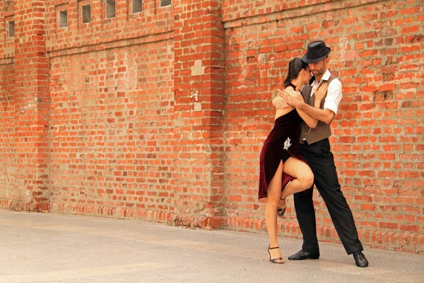 Buenos Aires Argentina Abril Bailarines Tango Actúan Frente Histórico Cementerio — Foto de Stock