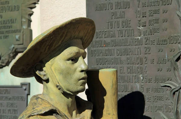 아르헨티나 부에노스아이레스 역사적 묘지에 위치해 파라과이 기념비 2019 아르헨티나 부에노스아이레스에서 스톡 사진