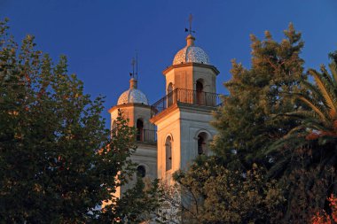 Colonia Del Sacramento, Uruguay - 23 Nisan: Colonia Del Sacramento'daki Bazilikası del Santisimo Sacramento, Uruguay'ın en eski kiliselerinden biridir 23 Nisan 2019' da Colonia Del Sacramento, Uruguay