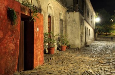 Colonia Del Sacramento, Uruguay Nisan 24: Calle de los Suspiros Colonia Del Sacramento Nisan ziyaret turistler için popüler bir ilgi noktasıdır 24, 2019 Colonia Del Sacramento, Uruguay