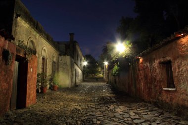 Colonia Del Sacramento, Uruguay Nisan 24: Calle de los Suspiros Colonia Del Sacramento Nisan ziyaret turistler için popüler bir ilgi noktasıdır 24, 2019 Colonia Del Sacramento, Uruguay