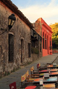 Colonia Del Sacramento, Uruguay - 22 Nisan: Bir sokak kenarı restoran Colonia Del Sacramento Nisan'da yerel mutfağın bazı zevk için yoldan geçenler davet 22, 2019 Colonia Del Sacramento, Uruguay