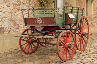 Colonia Del Sacramento, Uruguay - Nisan 23: Birçok vintage araba ve eski vagonlar Colonia Del Sacramento kasabası etrafında dağınık bulunabilir, Uruguay Nisan 23, 2019 Colonia Del Sacramento, Uruguay