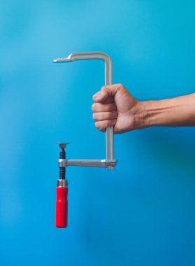 Baba ana kelepçe tutar. Mavi bir arka plan üzerinde