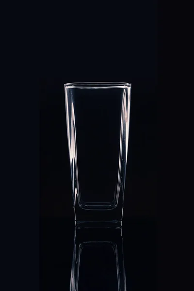 Силуэт стакана с водой на черном фоне — стоковое фото