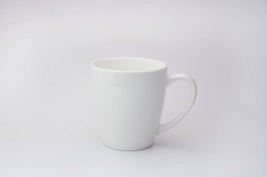 Beyaz fonda izole edilmiş beyaz kupa.