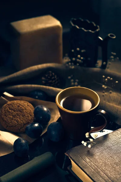 Een kopje van zwarte thee met cookies. — Stockfoto