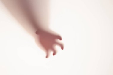 Arkadan aydınlatmalı buzlu cam arkasında gölge kavramı.