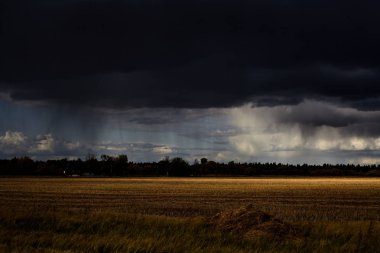 Hava durumu arasındaki yüksek kontrastlı çizgi