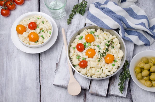 Traditionell pasta med grönsaker Royaltyfria Stockfoton