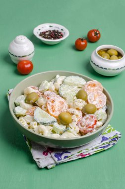 Makarna ve çiğ sebze salatası