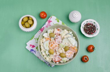 Makarna ve çiğ sebze salatası