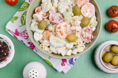 Makarna ve çiğ sebze salatası