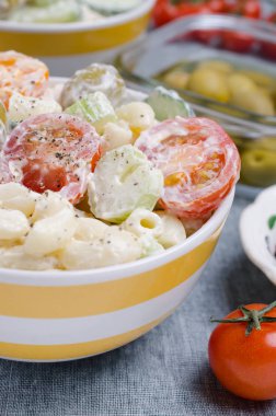 Makarna ve çiğ sebze salatası