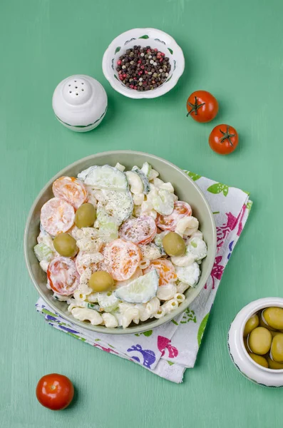 Salad with pasta and raw vegetables — Stock Photo, Image