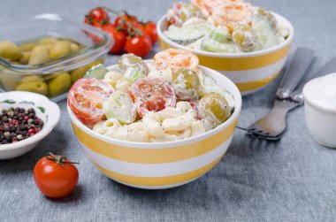 Makarna ve çiğ sebze salatası