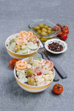 Makarna ve çiğ sebze salatası