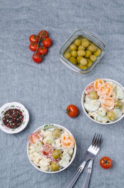 Makarna ve çiğ sebze salatası