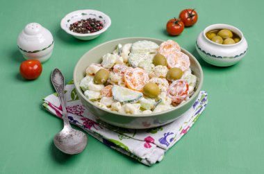 Makarna ve çiğ sebze salatası