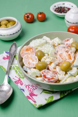 Makarna ve çiğ sebze salatası