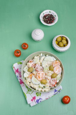 Makarna ve çiğ sebze salatası