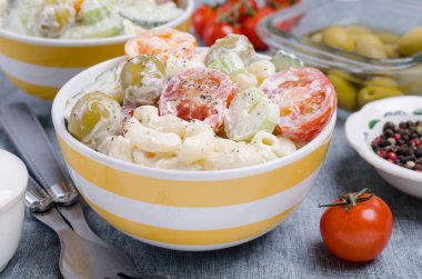 Makarna ve çiğ sebze salatası