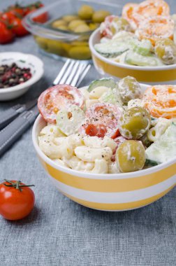 Makarna ve çiğ sebze salatası