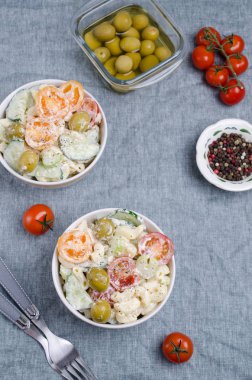 Makarna ve çiğ sebze salatası