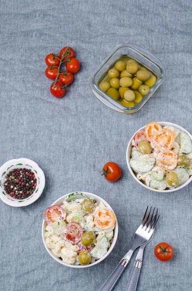 Makarna ve çiğ sebze salatası