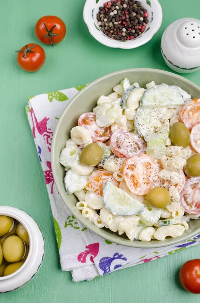 Makarna ve çiğ sebze salatası