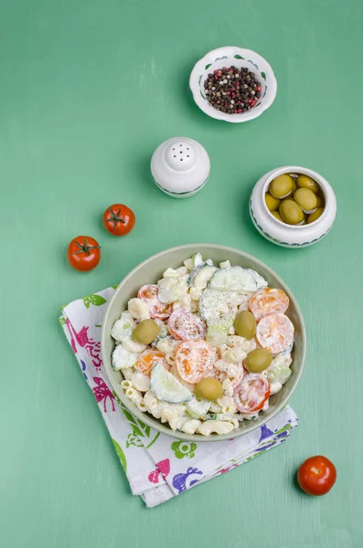 Salad with pasta and raw vegetables — Stock Photo, Image