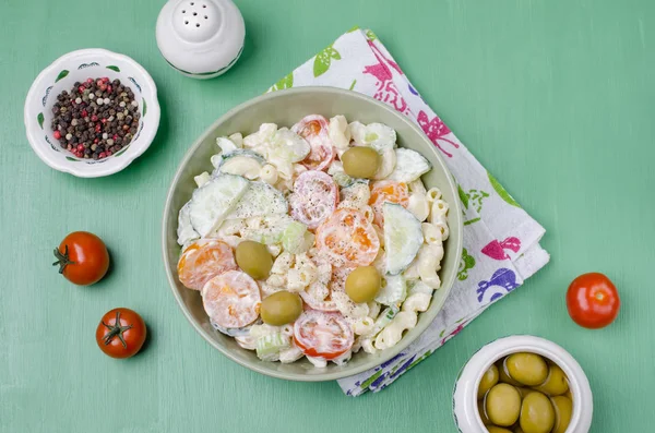 Makarna ve çiğ sebze salatası