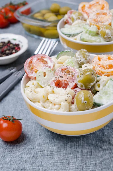 Makarna ve çiğ sebze salatası