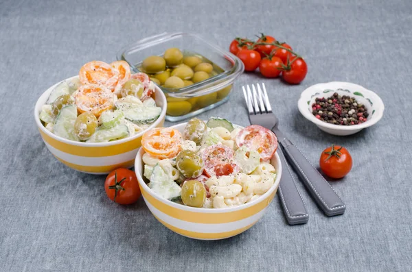 Makarna ve çiğ sebze salatası