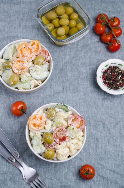 Salad with pasta and raw vegetables — Stock Photo, Image