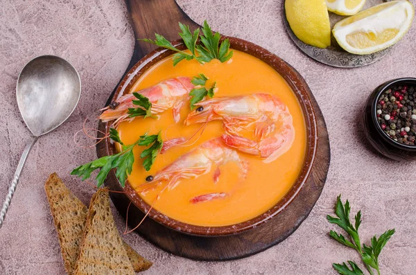 Traditionelle cremige Suppe mit Garnelen — Stockfoto