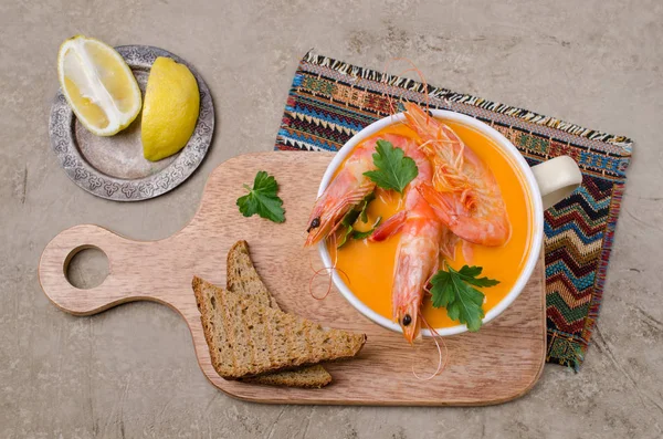 Traditional creamy soup with shrimp — Stock Photo, Image